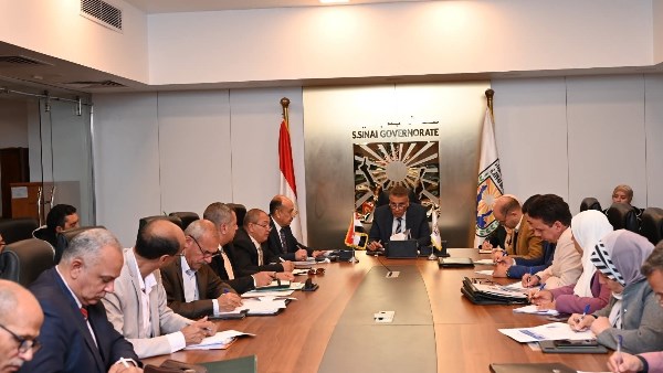 المحافظ خلال الاجتماع 