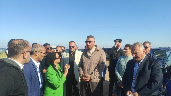 المحافظ خلال تفقد موقع الغابة الشجرية 