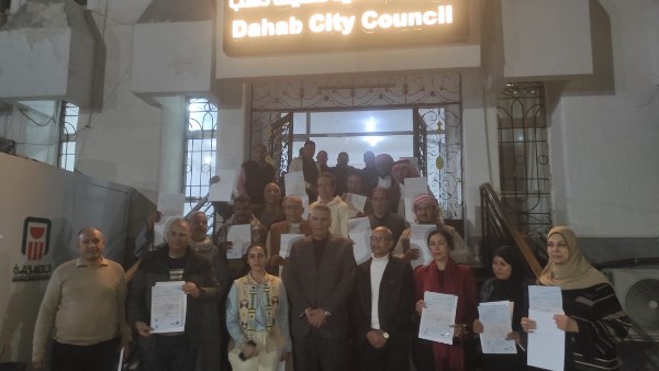 المحافظ خلال تسليم عقود التقنين 