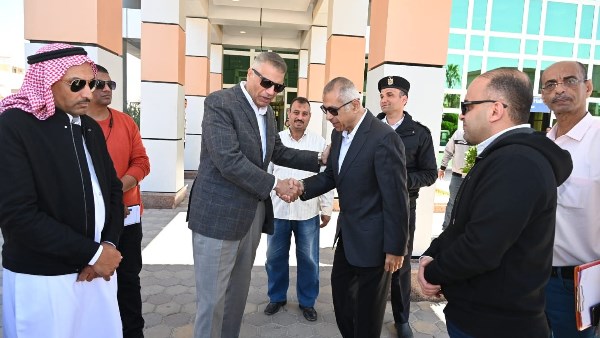 المحافظ خلال تفقده المنفذ 