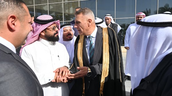 المحافظ خلال ارتداء العباءة السيناوية 