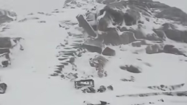 الثلوج علي قمم الجبال 