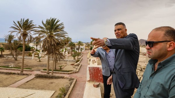 المحافظ خلال جولته 