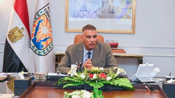 المحافظ خلال الاجتماع 