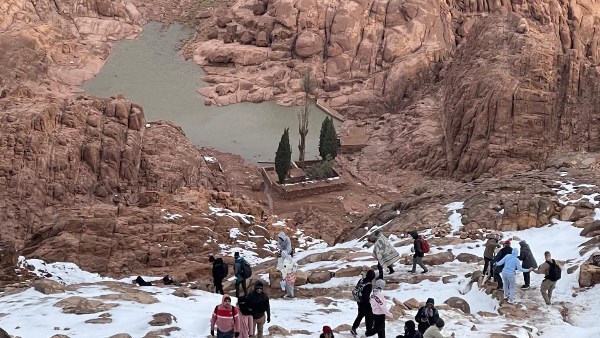 الثلوج على قمة جبل موسى 