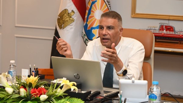 المحافظ خلال الاجتماع 