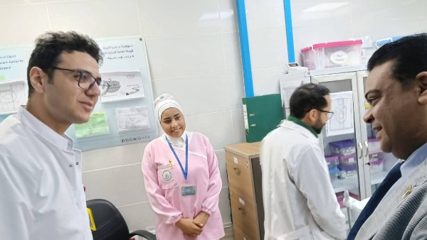 مدير فرع الرعاية الصحية خلال جولته 