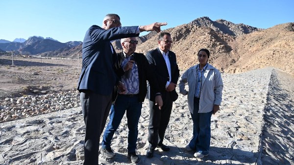 المحافظ خلال التفقد 