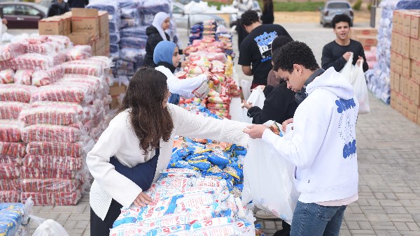 طلاب الجامعة الأمريكية بالقاهرة يجهزون كرتونة رمضان