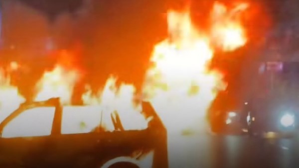 حادث اشتعال سيارة على طريق السويس