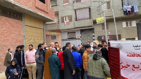 محافظ الدقهلية يوجه بتوزيع الخبز لأهالي عزبة النهضة والهويس عبر منظومة التروسيكلات