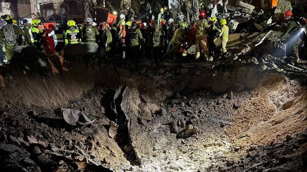 آثار الصاروخ الإيراني في تل أبيب 