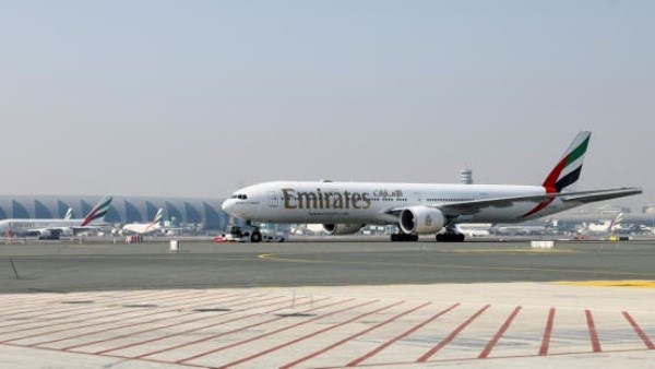 طائرة إماراتية 