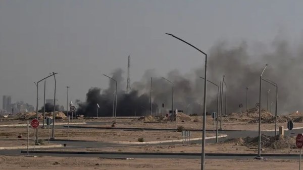النيران في منطقة السفارة الأمريكية في الكويت في وقت سابق