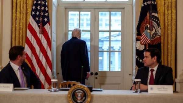 ترامب يطل من نافذة البيت الأبيض 