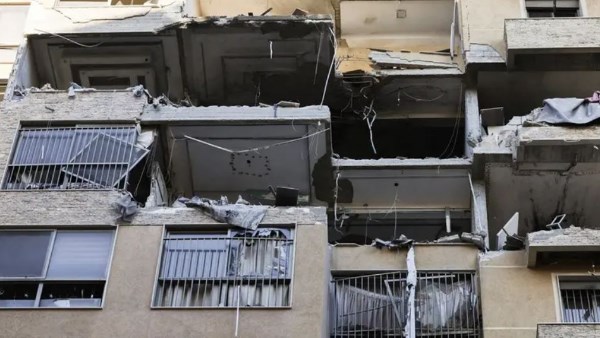 تضرر مبنى في لبنان من العدوان الإسرائيلي