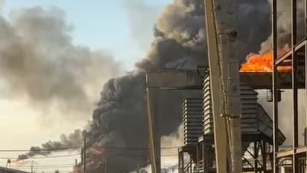 حريق هائل في إحدى أكبر مصافي النفط بتكساس