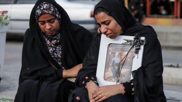 أمهات الفتيات الإيرانيات اللواتي قضين في مجزرة المدرسة