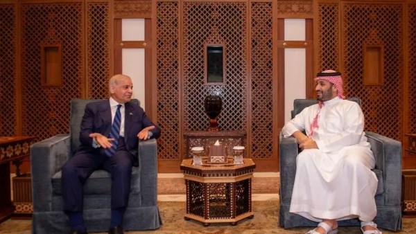  ولي العهد السعودي الأمير محمد بن سلمان ورئيس الوزراء الباكستاني شهباز شريف