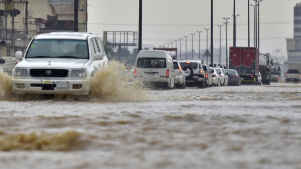 السعودية .. تحذير عاجل من أمطار رعدية وسيول تضرب هذه المناطق