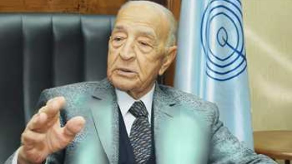  الإعلامي الراحل فهمي عمر على 