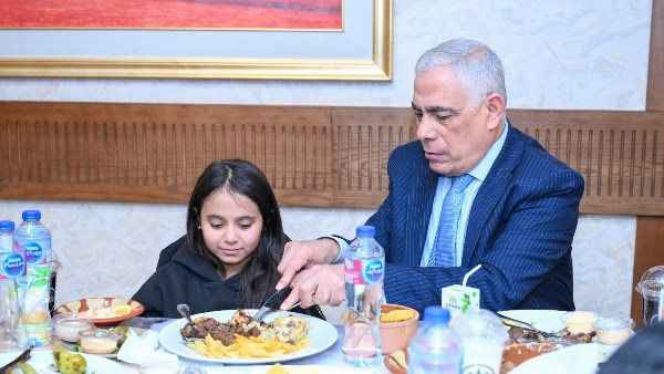 النائب العام يستقبل اطفال مستشفي السرطان