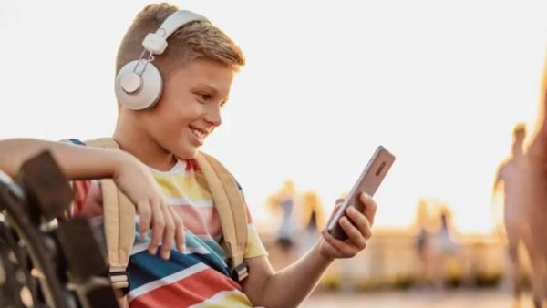  وصول الأطفال إلى المنصات 