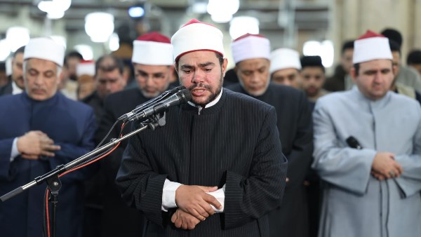 في الليلة الثالثة والعشرين من رمضان.. توافد كبير للمصلين بالجامع الأزهر لإحياء العشر الأواخر والتراويح بالقراءات المتواترة