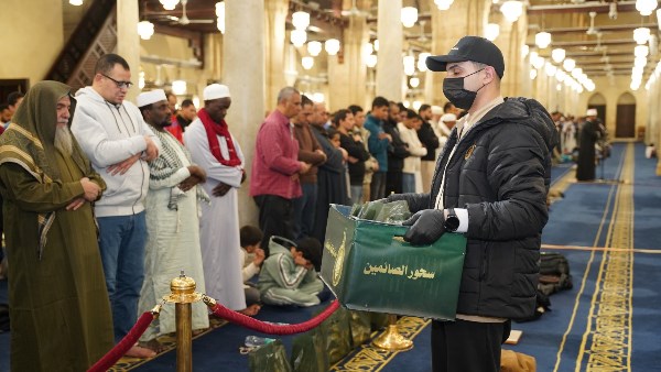 تنفيذًا لتوجيهات الإمام الأكبر.. بيت الزكاة والصدقات يقدم ٨ آلاف وجبة سحور لرواد الجامع الأزهر في ليلة ٢٧ من رمضان