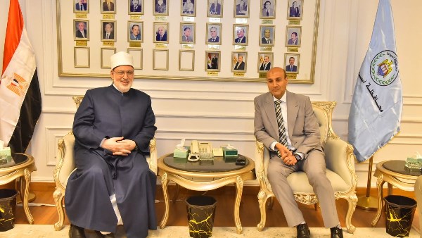 وكيل الأزهر يلتقي محافظ أسيوط خلال زيارته للمحافظة للمشاركة في مؤتمر كلية الشريعة والقانون