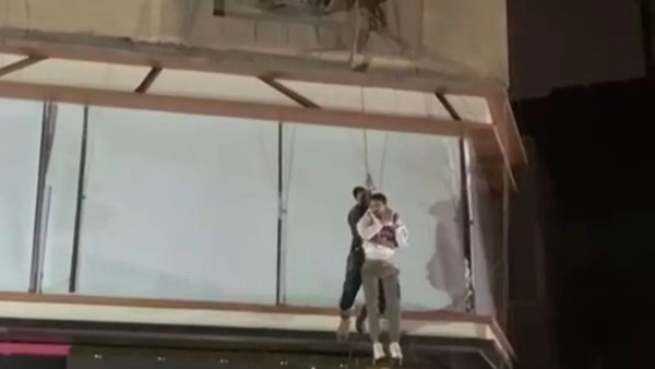 لحظة انقاذ الشاب