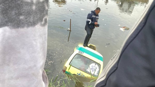 السيارة عقب سقوطها في ترعة المريوطية