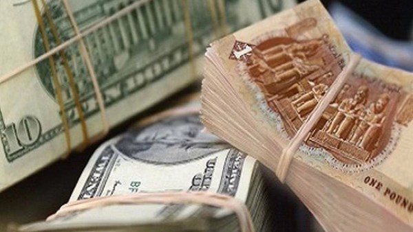 الحرب ترفع سعر صرف الدولار ليتخطى 52 جنيهًا فى البنوك