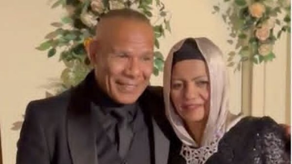 الشحات مبروك وزوجته