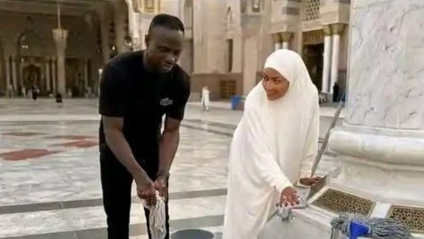 ساديو ماني وزوجته ينظفان ساحات المسجد النبوي