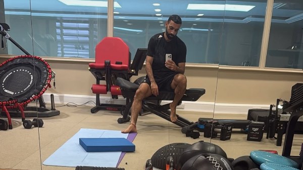 محمد صلاح يشارك جمهوره صورا من الجيم