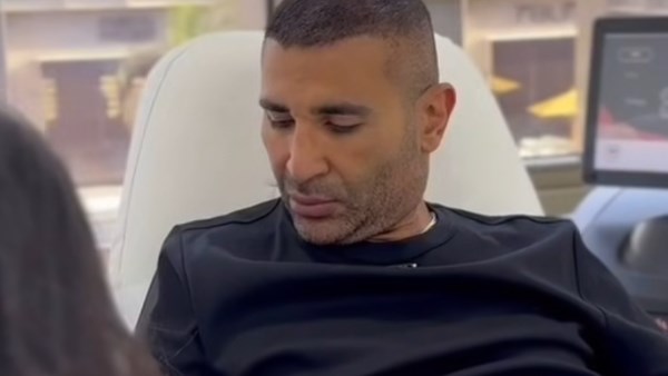 احمد سعد يزيل الوشم 