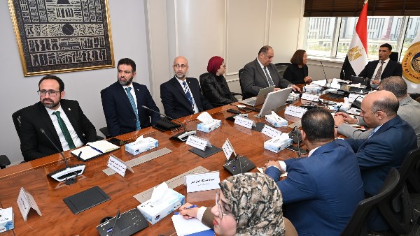 وزير الصناعة في اجتماع مع شركة جنرال موتورز لصناعة السيارات 