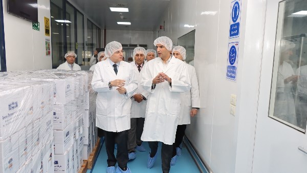 المهندس خالد هاشم وزير الصناعة، يرافقه الدكتور حسام عبد الفتاح محافظ القليوبية