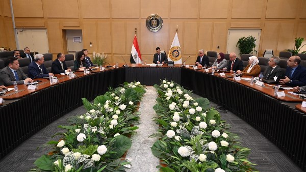 وزير الصناعة في لقاء موسع مع وفد مجموعة "باوو" الصينية للحديد والصلب