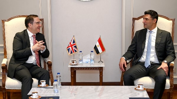 المهندس خالد هاشم، وزير الصناعة، مع السيد مارك برايسون، سفير المملكة المتحدة بالقاهرة