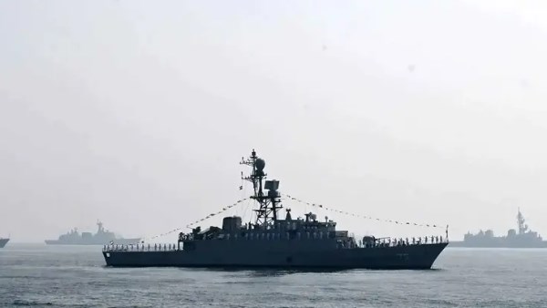 الفرقاطة الإيرانية "أيريس دينا"