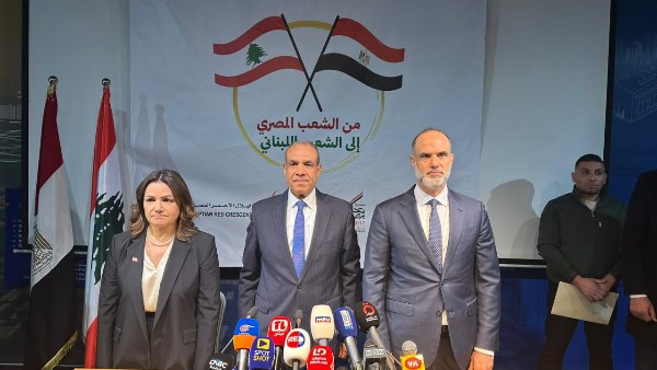 وزير الخارجية يسلم ١٠٠٠ طن من المساعدات الإغاثية خلال زيارته لبيروت