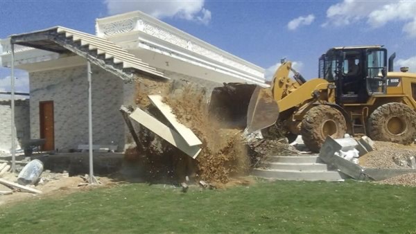 إزالة فورية لقاعة أفراح مخالفة على الأراضي الزراعية بدمنهور