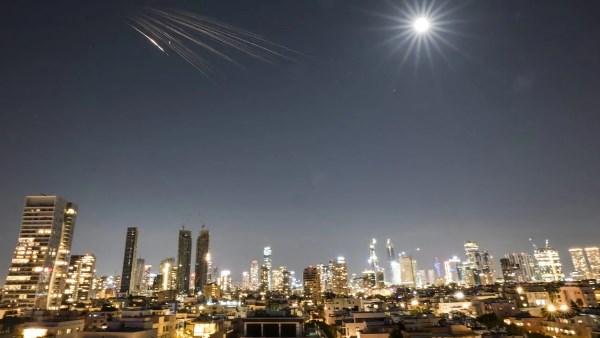 صواريخ عنقودية في السماء