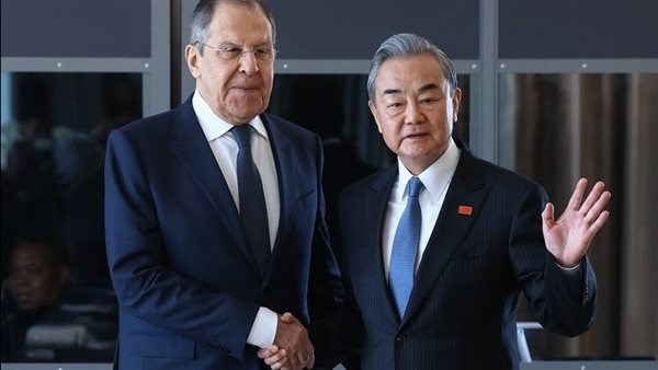 وزيرا خارجيتي الصين وروسيا يبحثان الضربات الأمريكية الإسرائيلية على إيران