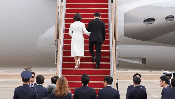 الرئيس الكوري الجنوبي يبدأ جولة تشمل سنغافورة والفلبين