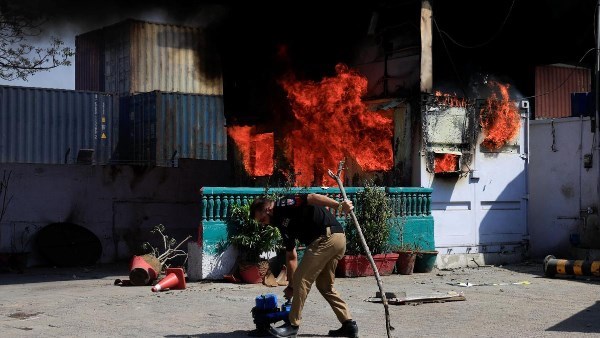 مقتل وإصابة 25 شخصا جراء الاشتباكات بمحيط القنصلية الأمريكية في باكستان