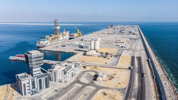 سلطنة عمان : تعرض ميناء ‎الدقم التجاري لاستهداف بطائرتين مسيرتين.. وإصابة عامل وافد