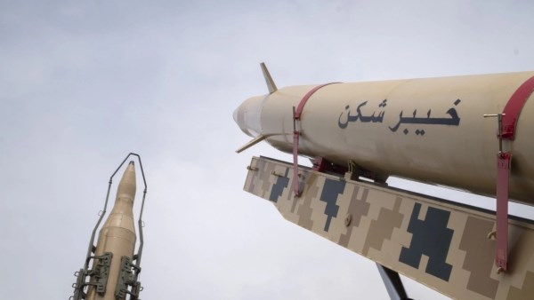 الحرس الثوري الإيراني: احتراق ناقلة وقود أمريكية بعد إصابتها بمسيرتين في مضيق هرمز